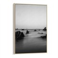 Obraz w ramie 50x70 - Harmonia świateł i cieni - zamglona dzika plaża, skały na plaży - rama drewno