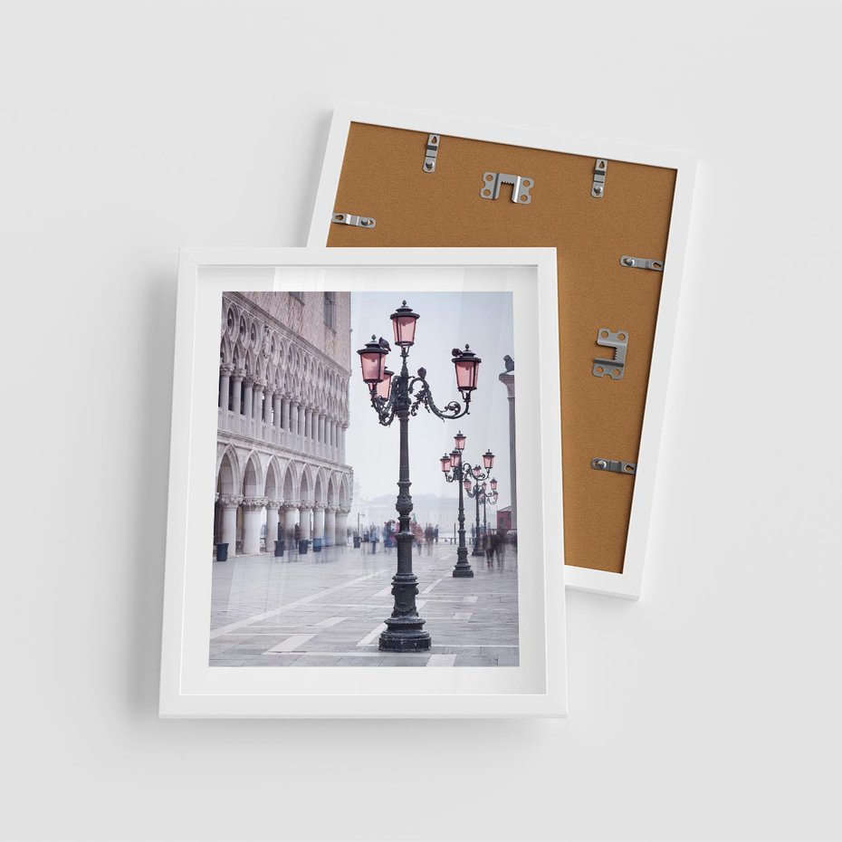 Plakat w ramie 40x50 - Przemijający urok miasta - miasto, uliczka - rama biała