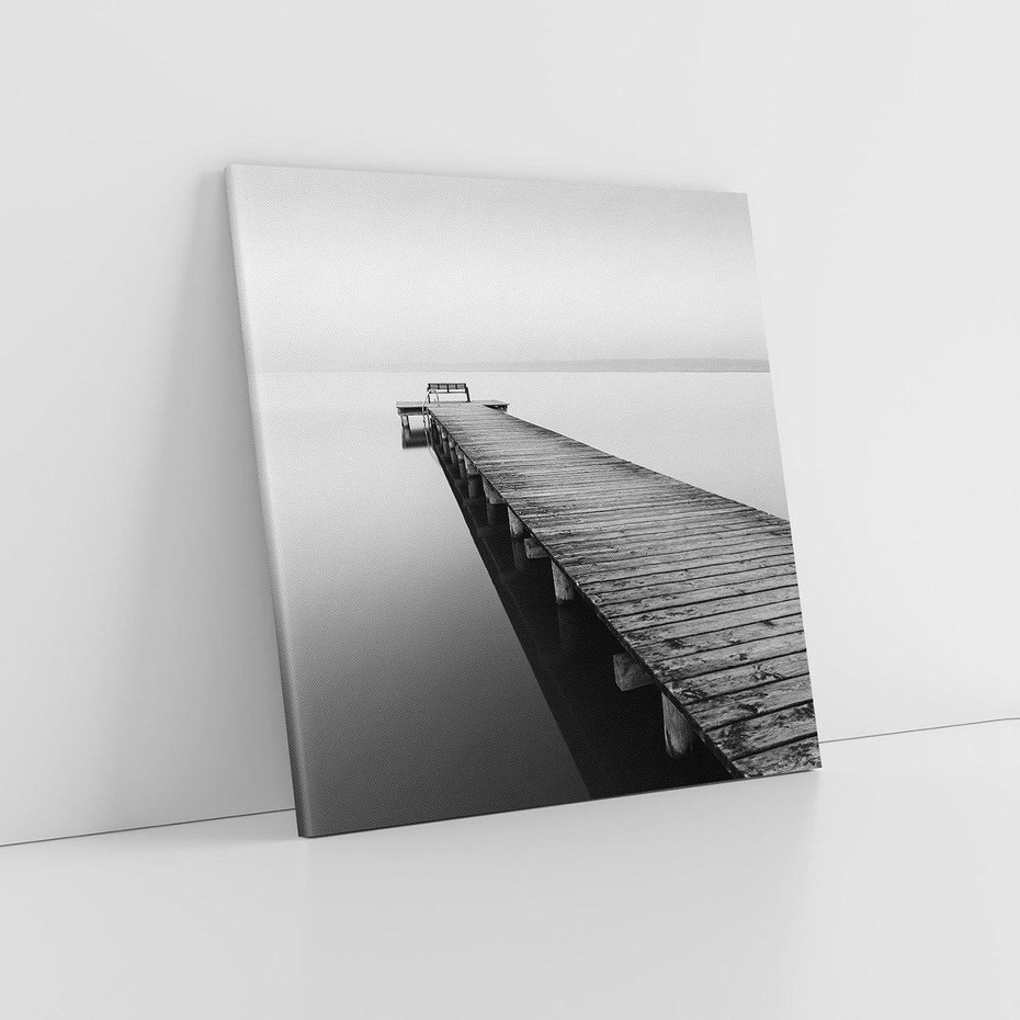 Obraz na płótnie 50x50 - Mglista Perspektywa - czarno biała fotografia, drewniany pomost na jeziorze