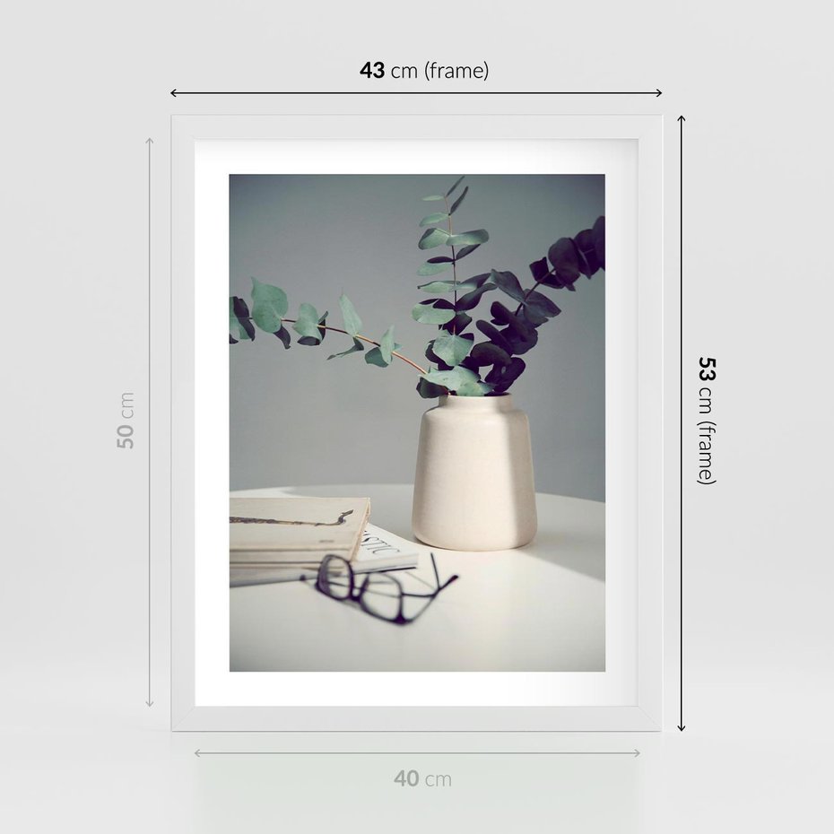 Plakat w ramie 40x50 - Eukaliptusowa Cisza - kompozycja, liście eukaliptusa w wazonie - rama biała