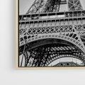 Obraz w ramie 70x100 - Zabawa w Paryżu - czarno białe zdjecie, wieża eiffla - rama drewno