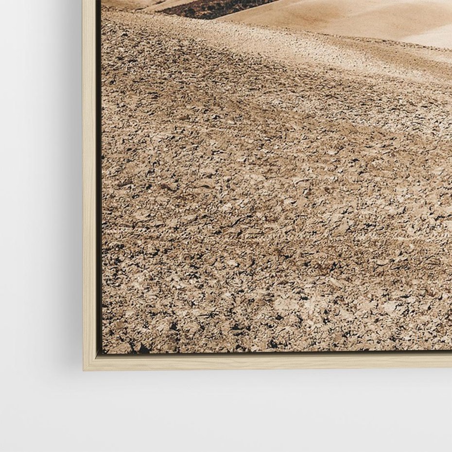 Obraz w ramie 70x50 - Refleksyjny taniec myśli - pustynny krajobraz, odcienie sepii - rama drewno