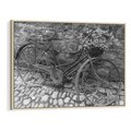 Obraz w ramie 70x50 - Zapomniany Urok - czarno biała fotografia, stary rower oparty o mur - rama drewno