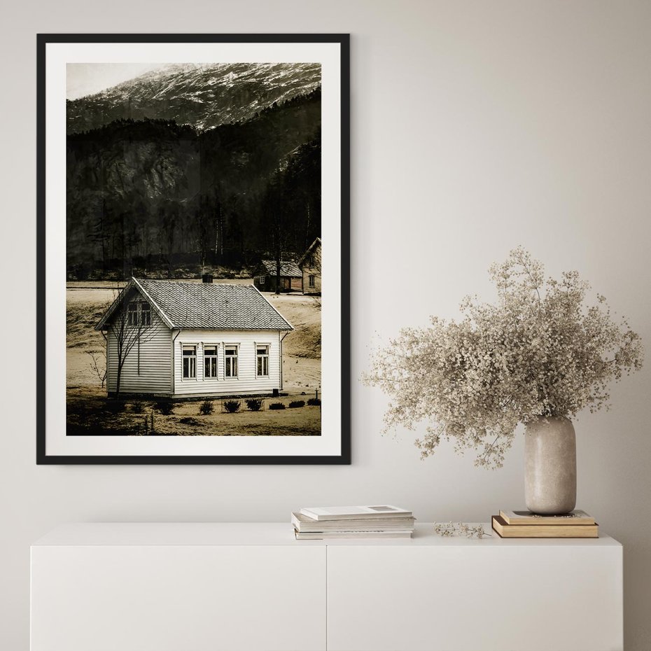 Plakat w ramie 40x50 - Ciepło i Urok Górskiego Domku - domek w górach, sepia - rama czarna