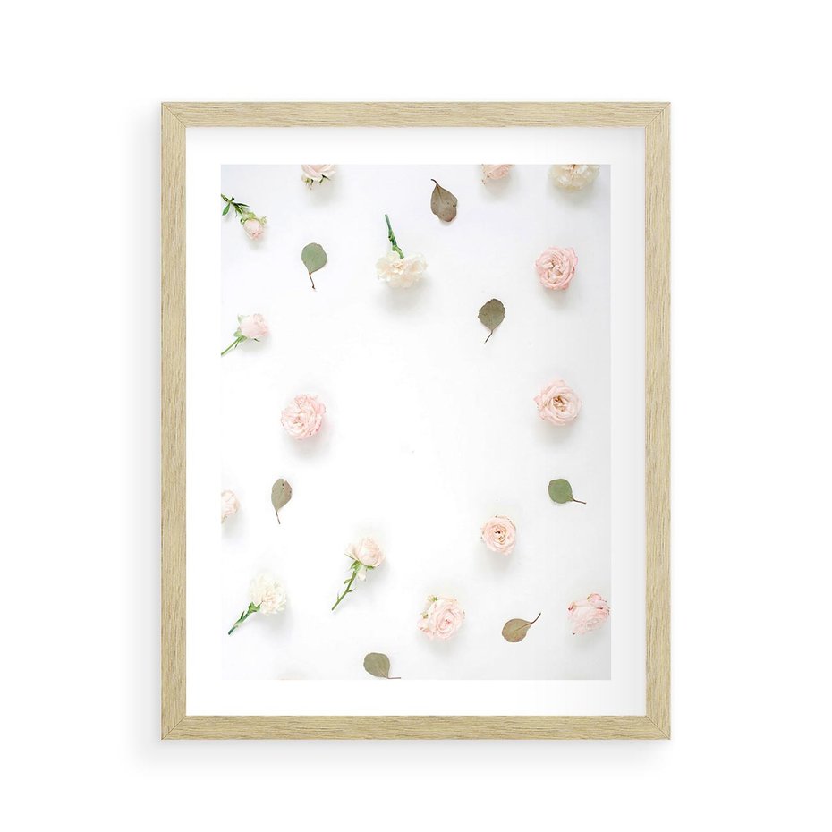 Plakat w ramie 40x50 - Romantyczna Kompozycja z Różami - kompozycja kwiatowa, róże - rama drewno