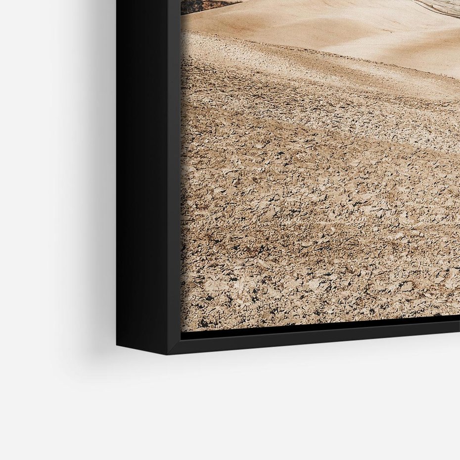 Obraz w ramie 50x50 - Refleksyjny taniec myśli - pustynny krajobraz, odcienie sepii - rama czarna