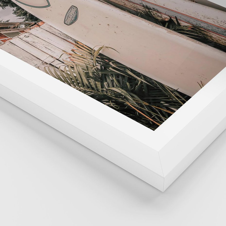 Plakat w ramie 50x70 - Deski Surfingowe czekają na Fale - deski surfingowe, stoją pod płotem - rama biała