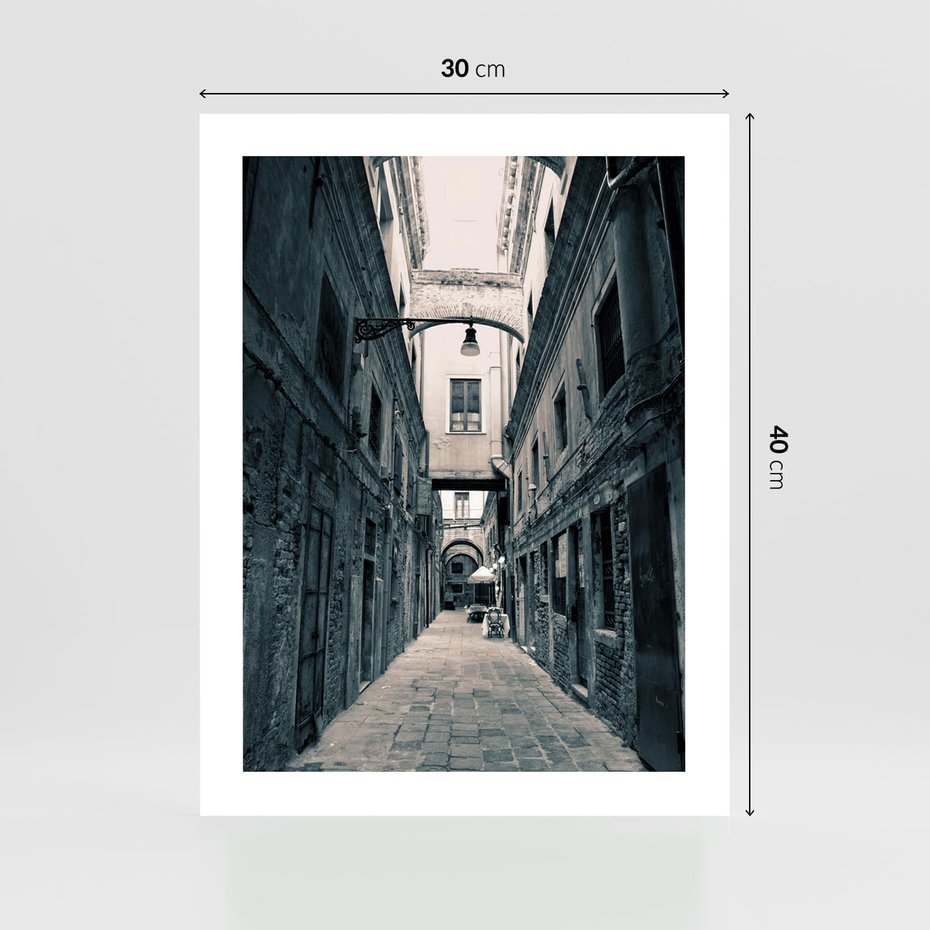Plakat bez ramy 30x40 - Odkryj tajemnice miasta - uliczka, perspektywa