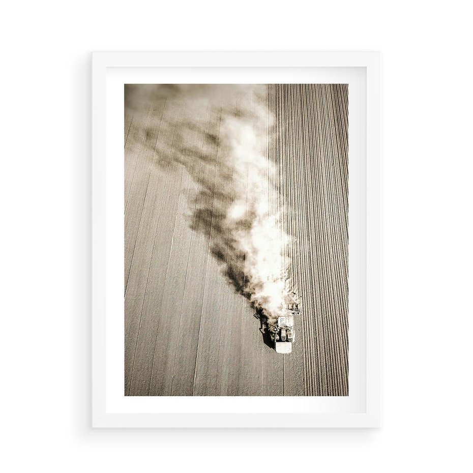 Plakat w ramie 50x70 - Żniwa na Wsi - pole, traktor na polu - rama biała