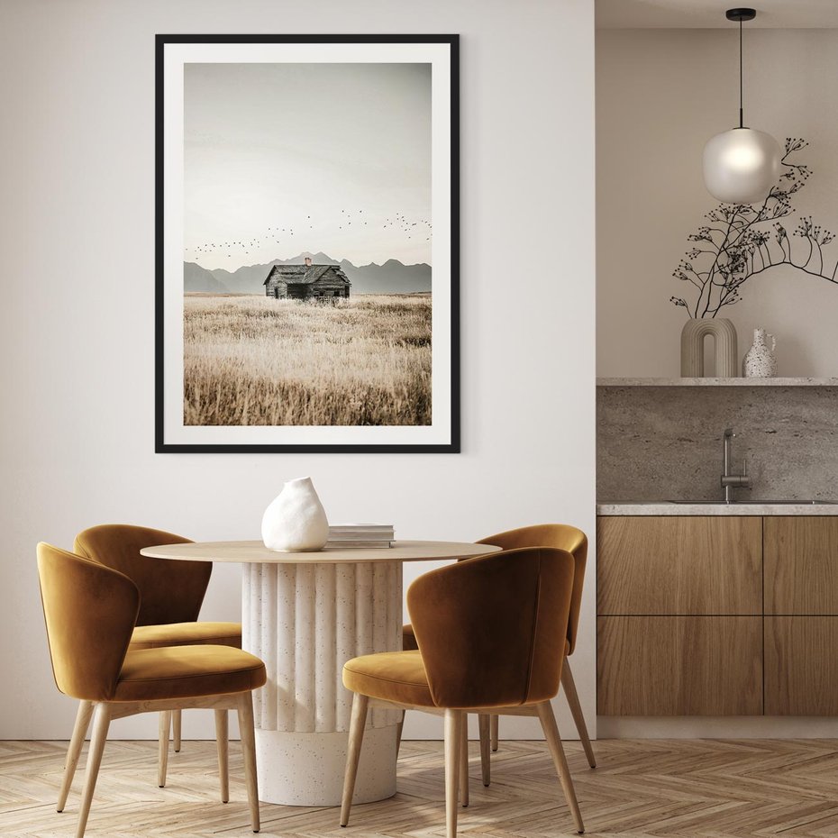 Plakat w ramie 50x70 - Wiejska Idylla - stary drewniany dom w polu suchej trawy, fotografia - rama czarna