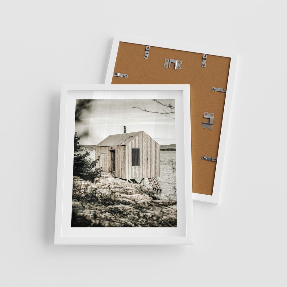 Plakat w ramie 40x50 - Nostalgiczna Oaza - rustykalny domek, domek nad jeziorem - rama biała