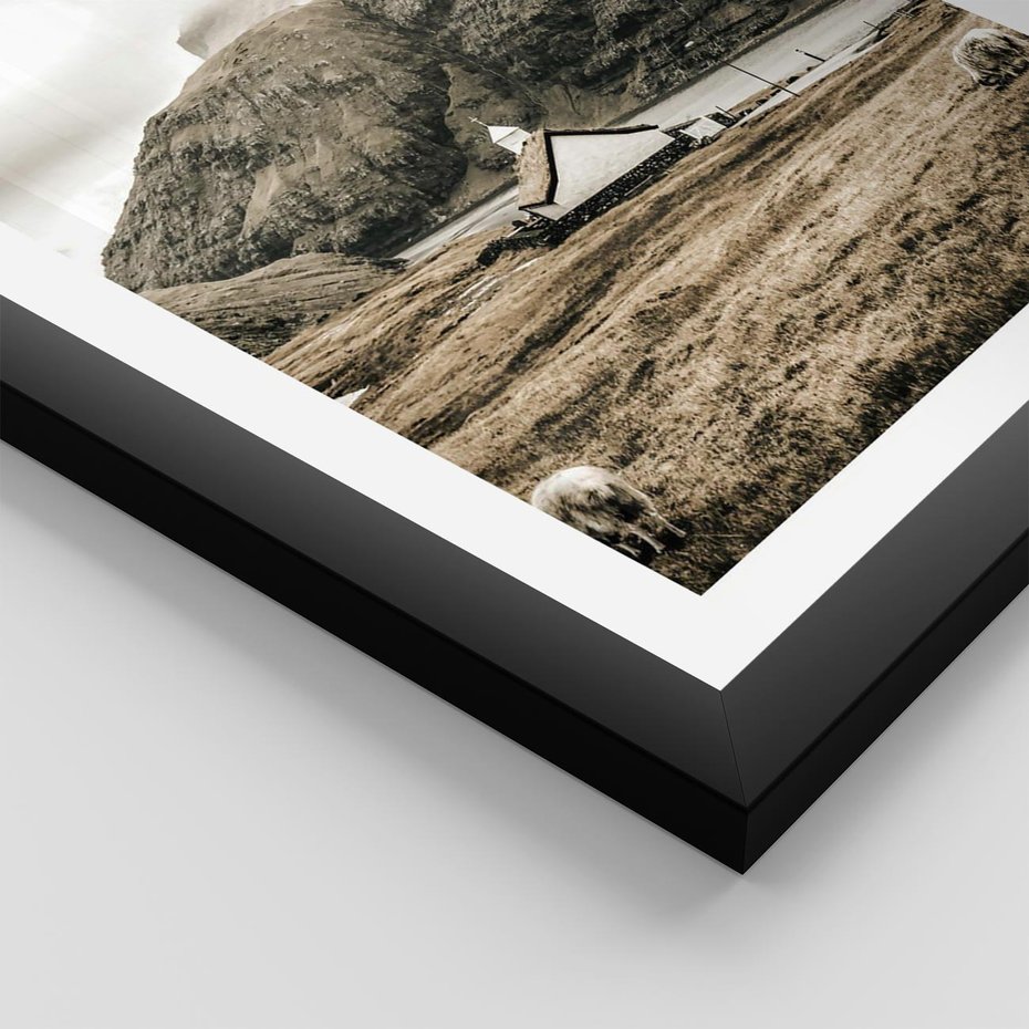 Plakat w ramie 40x50 - Kościół na Wzgórzu: Sepia Nostalgii - kościół w górach, na wzgórzu - rama czarna