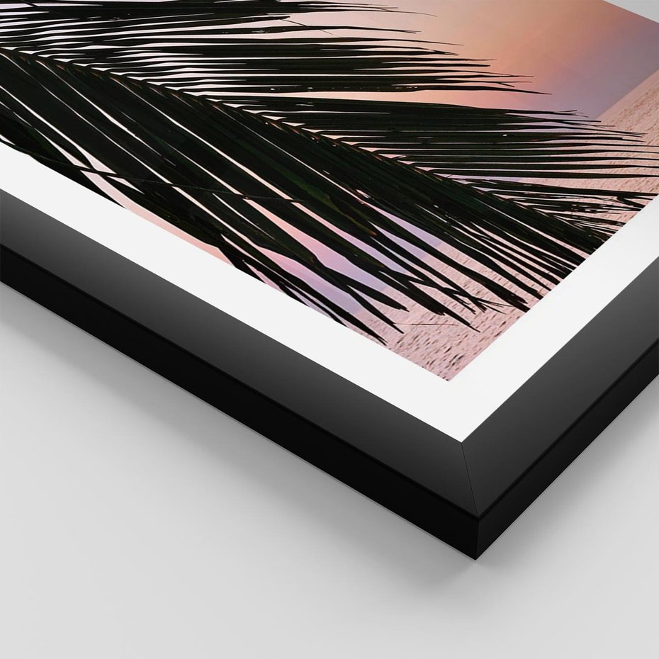 Plakat w ramie 40x50 - Liście Palmy nad Morzem - zachód słońca, liście palmy na tle nieba i morza - rama czarna