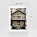 Plakat w ramie 30x40 - Stary Drewniany Dom w Śniegu - stary drewniany dom, zima - rama biała