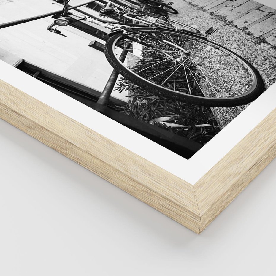 Plakat w ramie 30x40 - Rower w Kontraście - rower, czarno - rama drewno