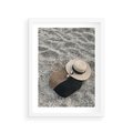 Plakat w ramie 30x40 - Plażowe Przygotowania - torba plażowa, kapelusz - rama biała