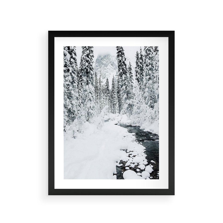 Plakat w ramie 30x40 - Spokój Zimowego Lasu w Górach - zima w lesie, w górach - rama czarna