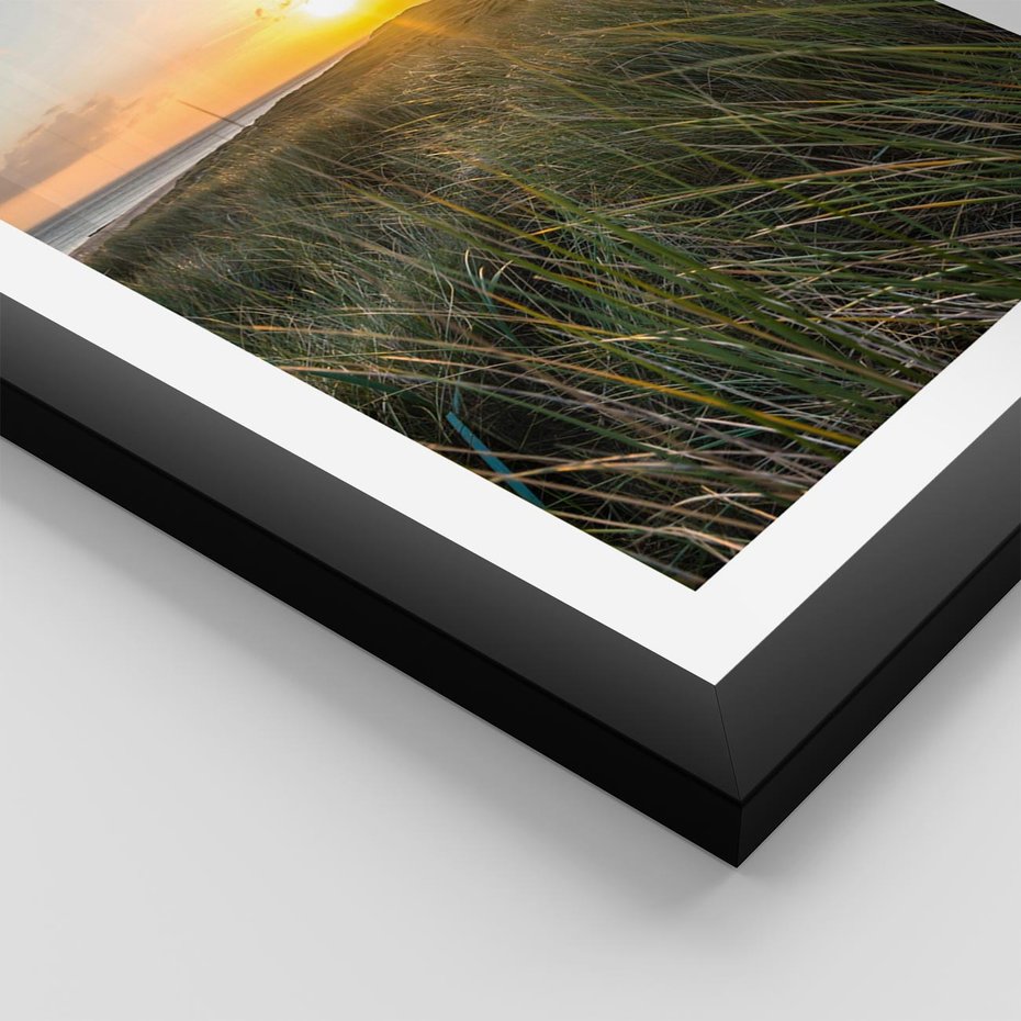 Plakat w ramie 50x70 - Magia latarni przy zachodzie - latarnia, zachód - rama czarna