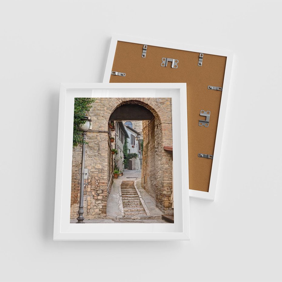Plakat w ramie 40x50 - Klimatyczna Uliczka w Grecji - uliczka, Grecja - rama biała