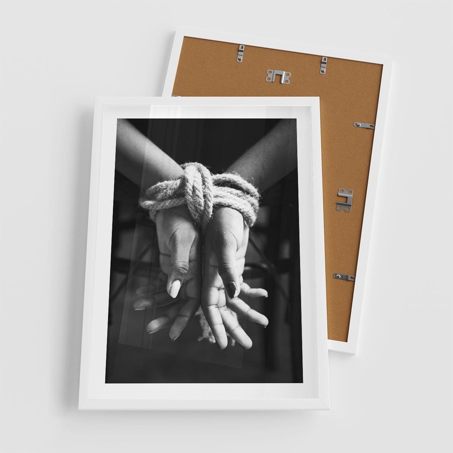 Plakat w ramie 50x70 - Splątane Uczucia - czarno biała fotografia, artystyczna - rama biała