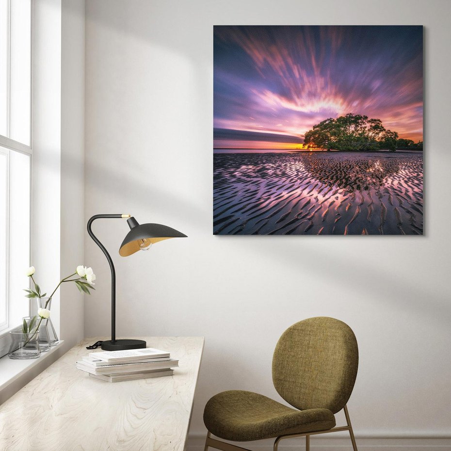 Obraz na płótnie 60x60 - Górska idylla: Domek nad strumykiem - jezioro, wyspa