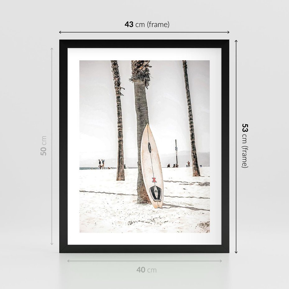 Plakat w ramie 40x50 - Plażowy Relaks - deska surfingowa, oparta o palmę - rama czarna