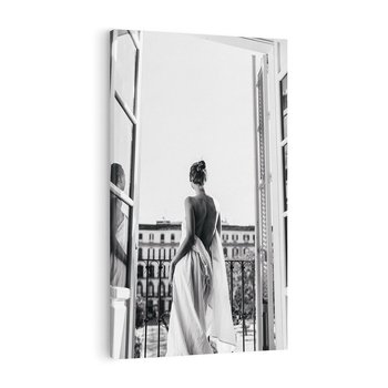 Obraz na płótnie 80x120 - Poranki w Paryżu - czarno białe zdjęcie, kobieta w prześcieradle na balkonie