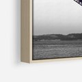 Obraz w ramie 80x80 - Majestatyczny Most - czarno biała fotografia, czerwony stalowy most nad rzeką - rama drewno