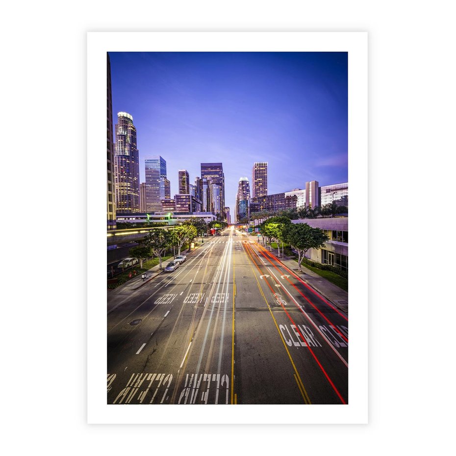 Plakat bez ramy 21x30 - Światło nocnej ulicy - miasto, nocą