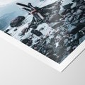 Plakat bez ramy 30x40 - To ujęcie jeziora w górach z zgaszonym ogniskiem nad brzegiem, tworząc atmosferę spokoju i refleksji w otoczeniu przyrody. - jezioro w górach, zgaszone ognisko