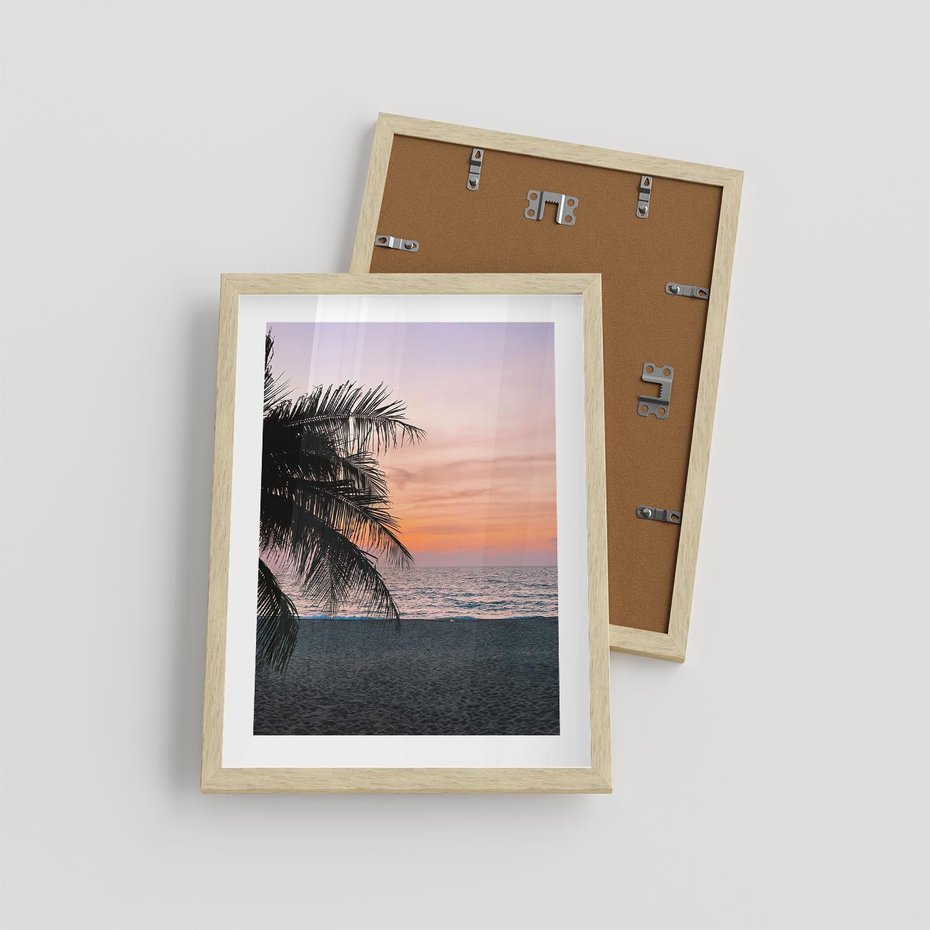 Plakat w ramie 30x40 - Tropikalny Zachód Słońca: Piękno Palmy - palma, nad morzem - rama drewno
