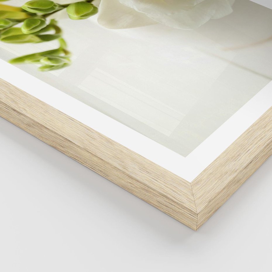 Plakat w ramie 30x40 - Subtelność białych frezji - frezja, białe - rama drewno