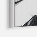 Obraz w ramie 50x50 - Nowoczesna Dynamika - perspektywa, wieżowce - rama biała