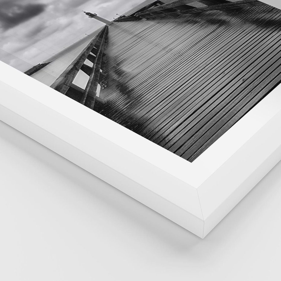 Plakat w ramie 50x70 - Romantyczny pomost z latarnią - pomost, latarnia - rama biała