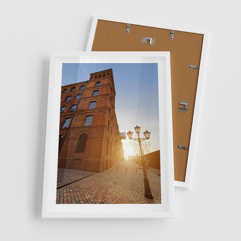 Plakat w ramie 50x70 - Perspektywa uliczki - uliczka, perspektywa - rama biała