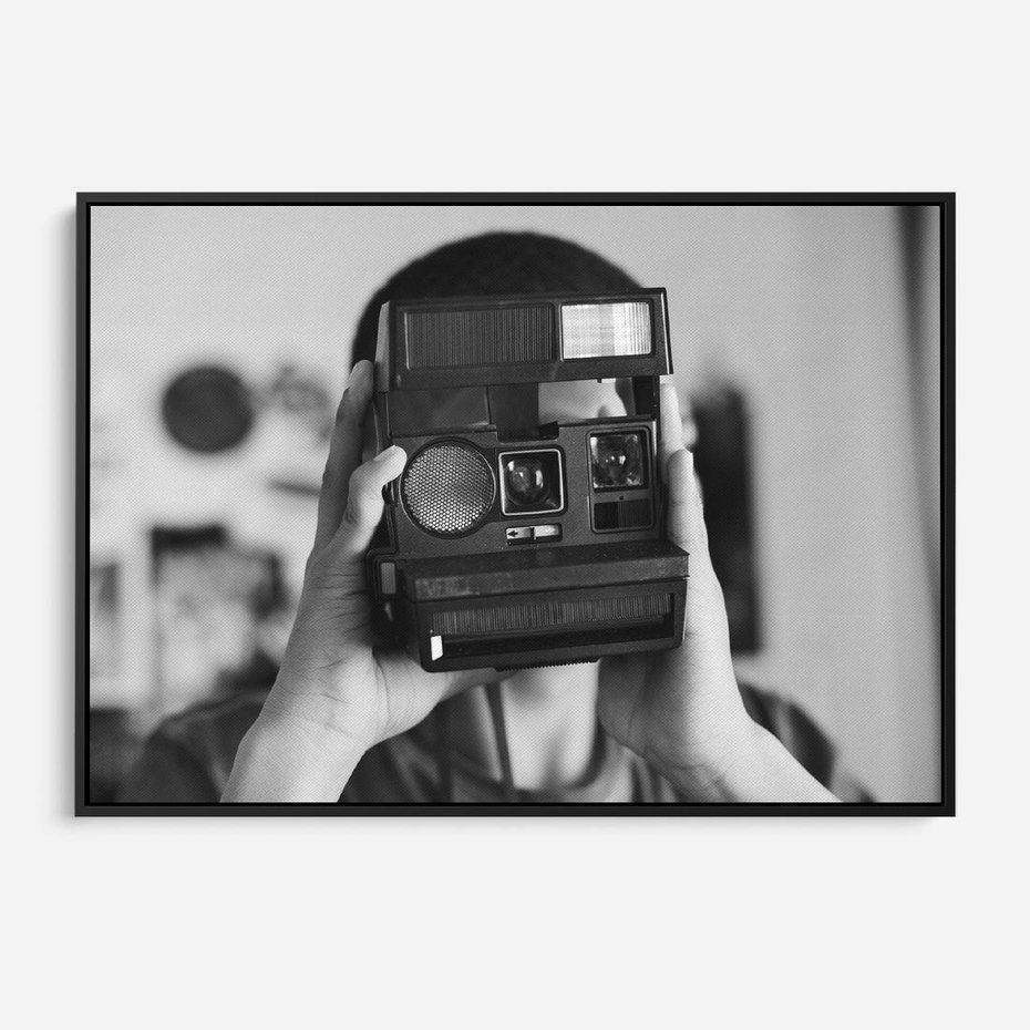 Obraz w ramie 70x50 - Mężczyzna za Aparatem - czarno białe zdjęcie, portret - rama czarna