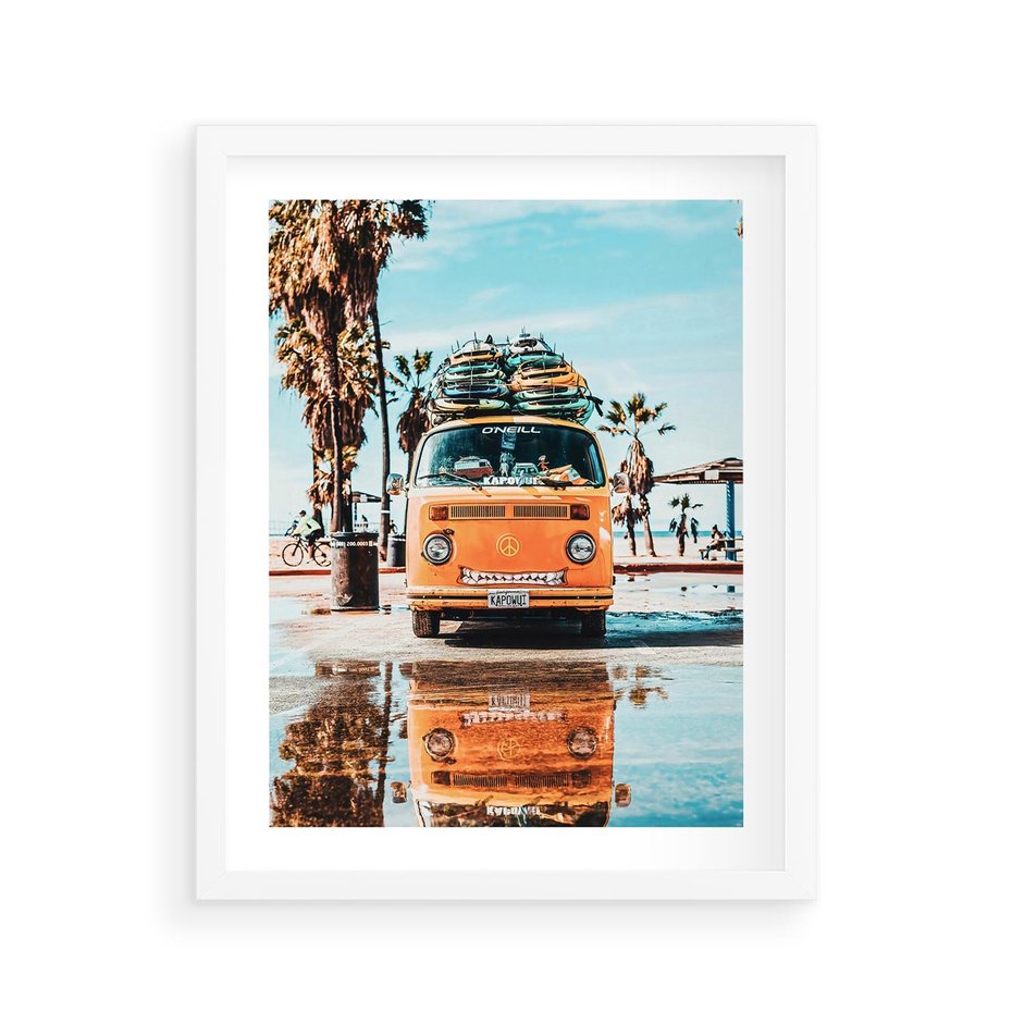 Plakat w ramie 40x50 - Wakacje na Kółkach - kamper, deski surfingowe na dachu - rama biała