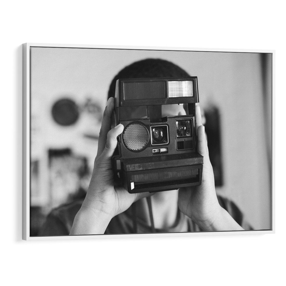 Obraz w ramie 120x80 - Mężczyzna za Aparatem - czarno białe zdjęcie, portret - rama biała