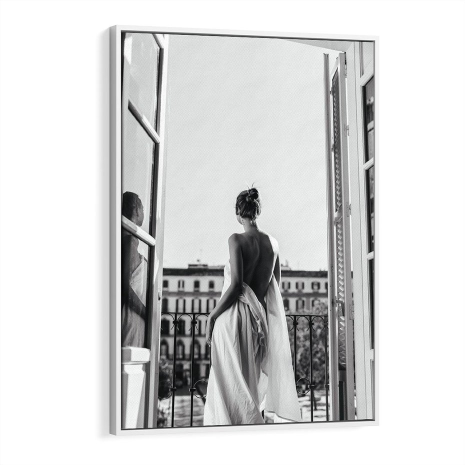 Obraz w ramie 80x120 - Poranki w Paryżu - czarno białe zdjęcie, kobieta w prześcieradle na balkonie - rama biała