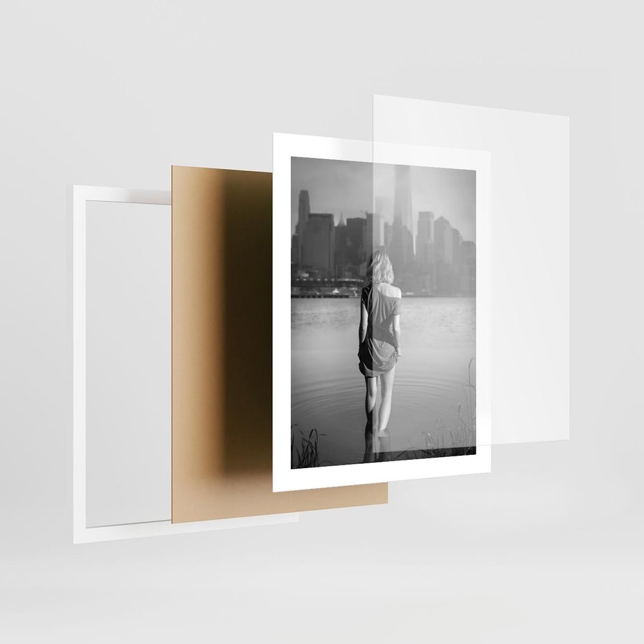 Plakat w ramie 40x50 - Kapiel w Mieście - czarno białe zdjęcie, kobieta wchodzi do wody - rama biała