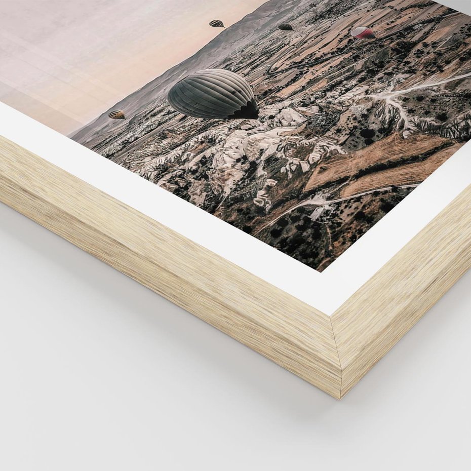 Plakat w ramie 40x50 - Wolność w Powietrzu - balony latające nas pustynnym krajbrazem, balony do latania - rama drewno