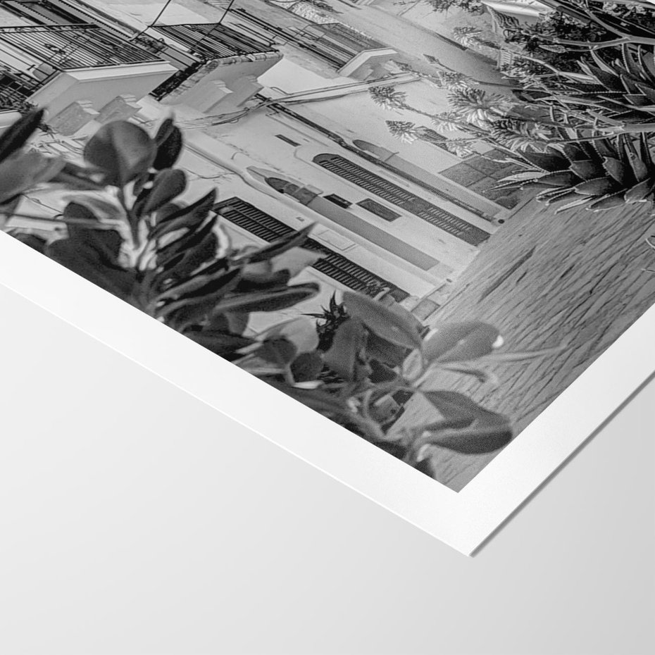 Plakat bez ramy 30x40 - Nadmorska Uliczka - czarno białe zdjecie, uliczka w nadmorskim mieście