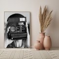 Obraz w ramie 70x100 - Mężczyzna za Aparatem - czarno białe zdjęcie, portret - rama drewno