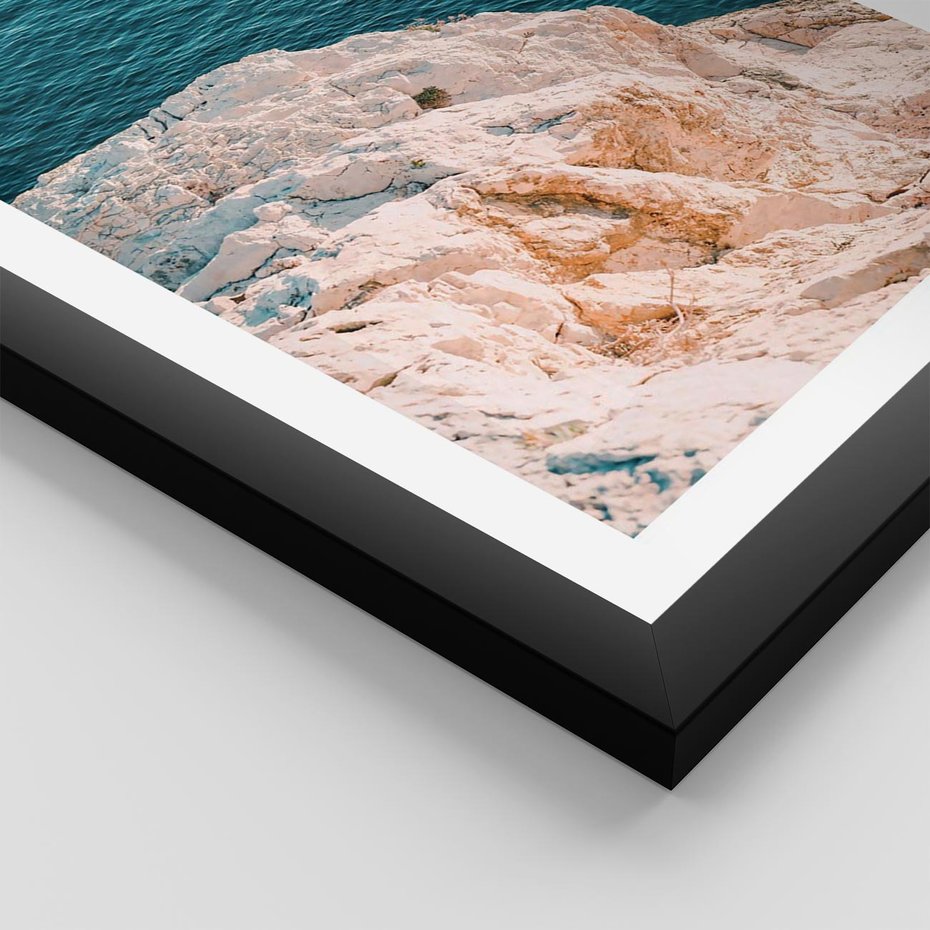 Plakat w ramie 40x50 - Klifowy Horyzont: Brzeg Morza - brzeg morza, klify - rama czarna
