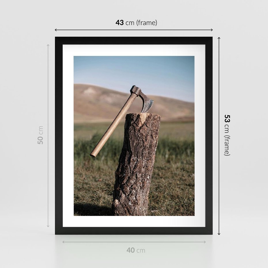 Plakat w ramie 40x50 - Rustykalna Praktyczność: Fotografia Siekiery - rustykalna fotografia, siekiera wbita w pieniek - rama czarna