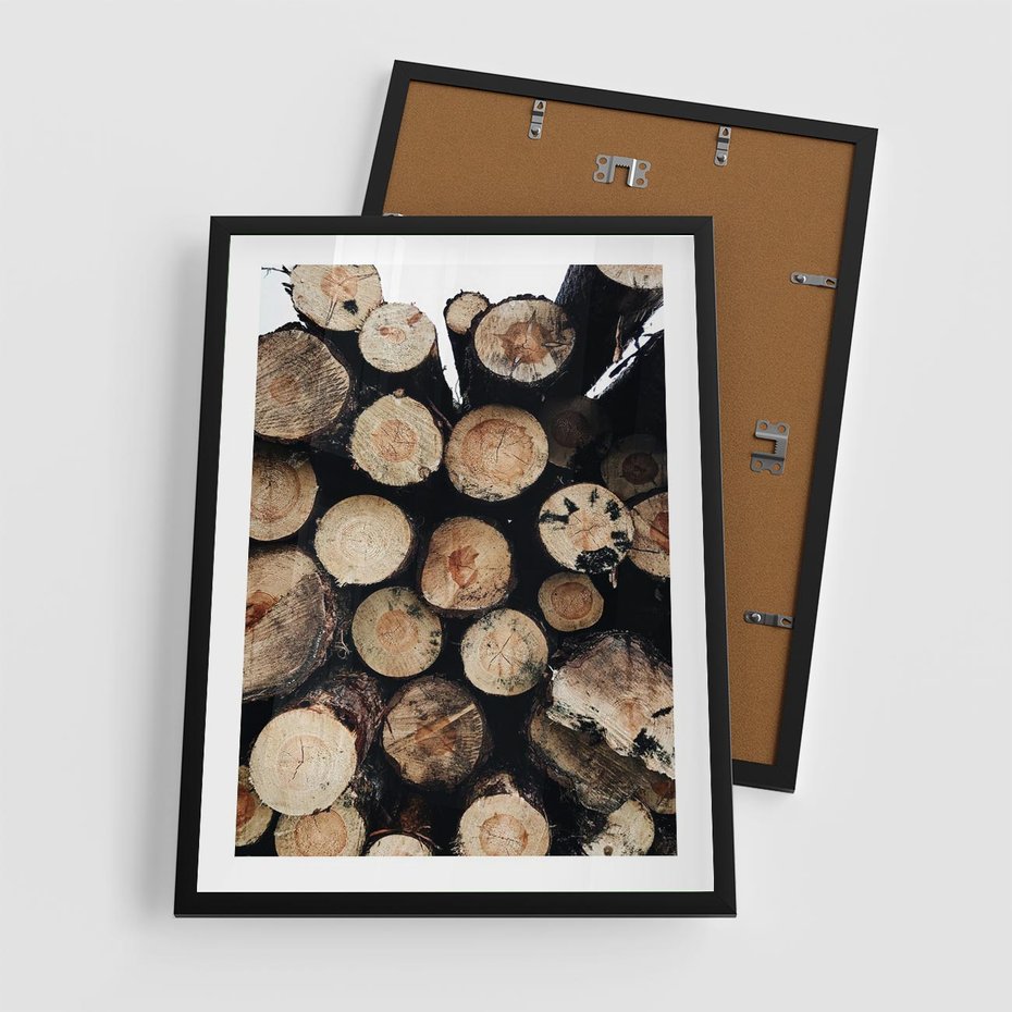 Plakat w ramie 50x70 - Siła Drewna - ścięte drewno, belki drewna ułożone jedna na drugiej - rama czarna