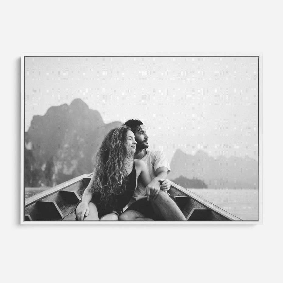 Obraz w ramie 120x80 - Księga mglistych marzeń - czarno biała fotografia, para zakochanych w łodzi - rama biała