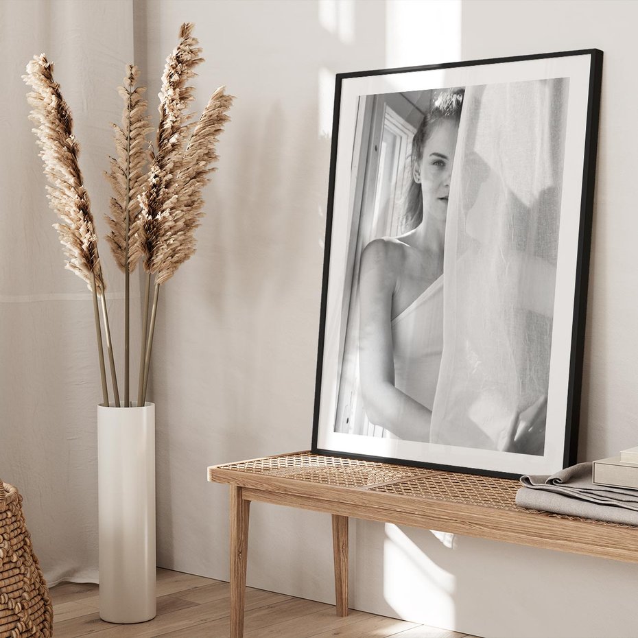 Plakat bez ramy 30x40 - Za Firanką - czarno białe zdjecie, piękny portret eterycznej kobiety