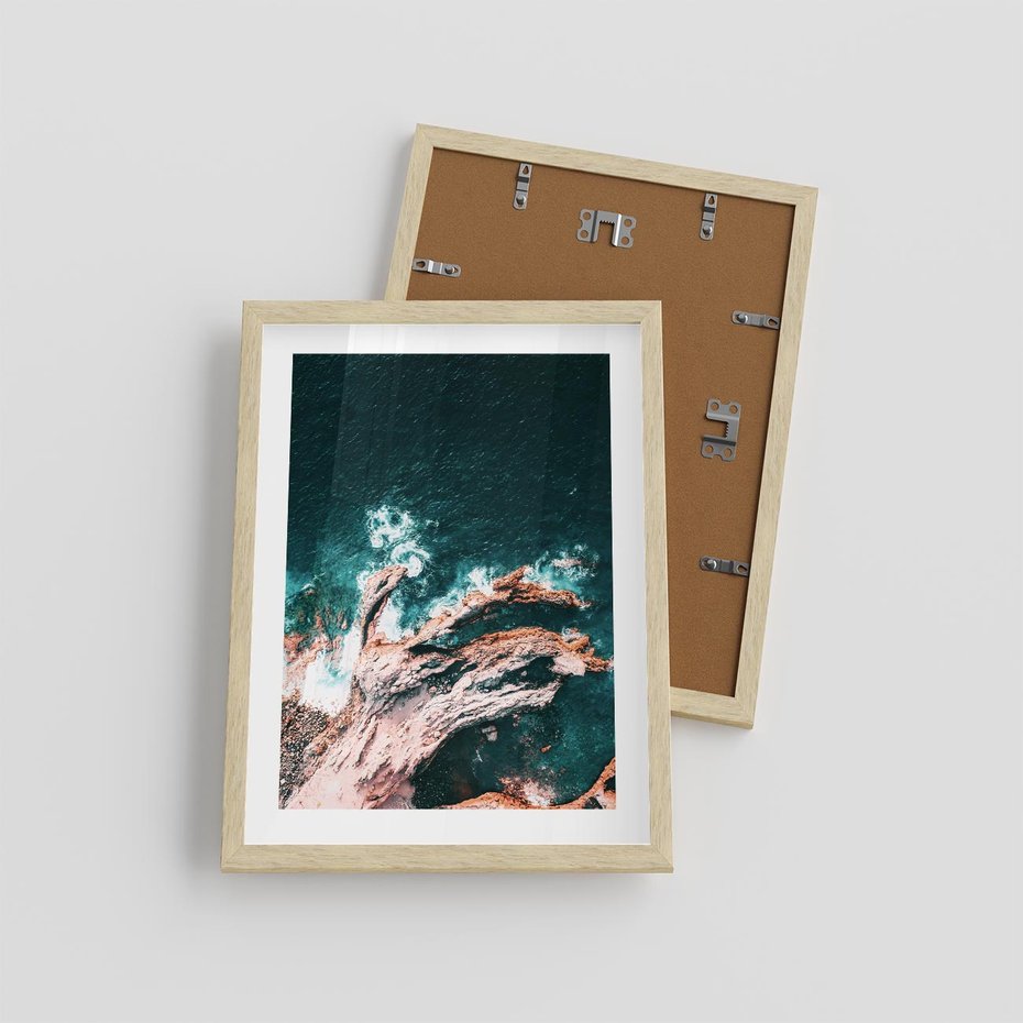 Plakat w ramie 30x40 - Fale i Skały w Spokoju i Burzy - morze, fale rozbijają się o skały - rama drewno