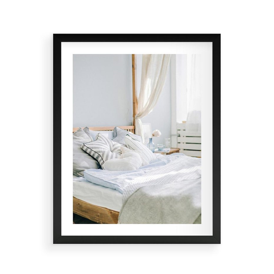 Plakat w ramie 40x50 - Relaks w Sypialni: Jasne Kolory - zdjęcie sypialni, łóżko - rama czarna